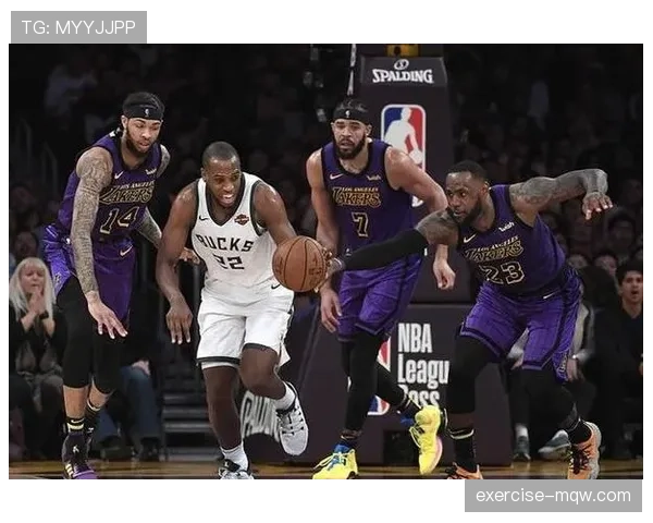 NBA场地的边线规则：球员踩线即违例的判定与注意事项